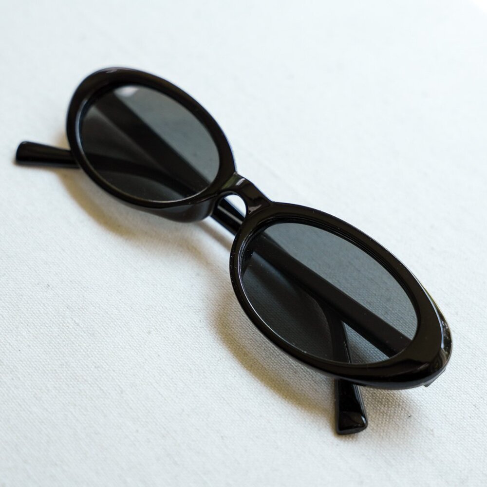 y2k 90s vintage style simple black oval sunglasses